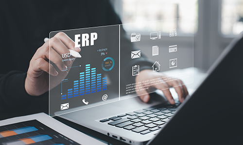 Interface digitale ERP-CRM pilotée par intelligence artificielle Interface ERP avec graphiques et modules IA sur écran tactile