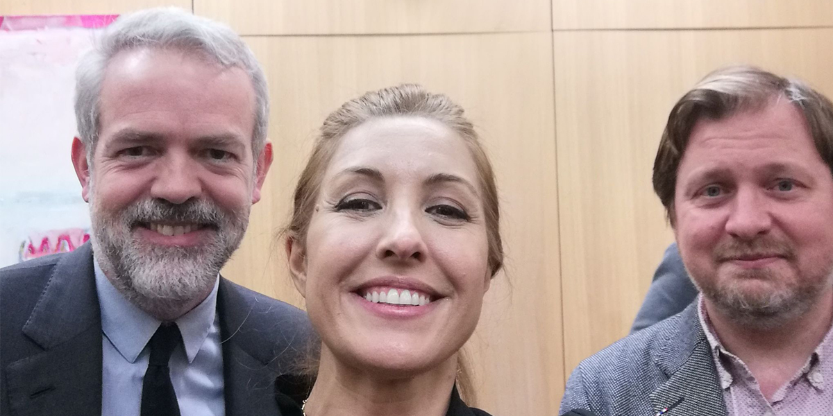 Miren Lafourcade au côté du directeur de Google France