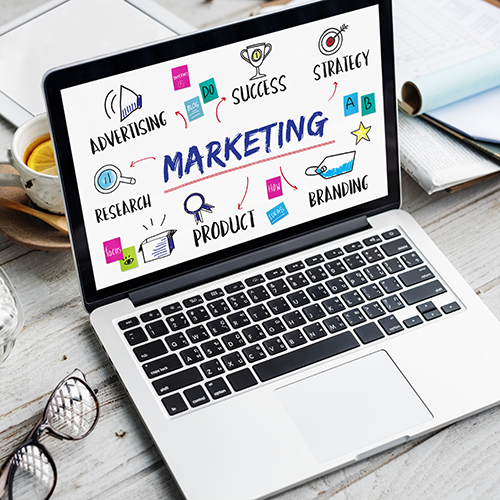 Présentation digitale des piliers du marketing avec un CRM pour PME Ordinateur affichant les éléments clés d’une stratégie marketing CRM
