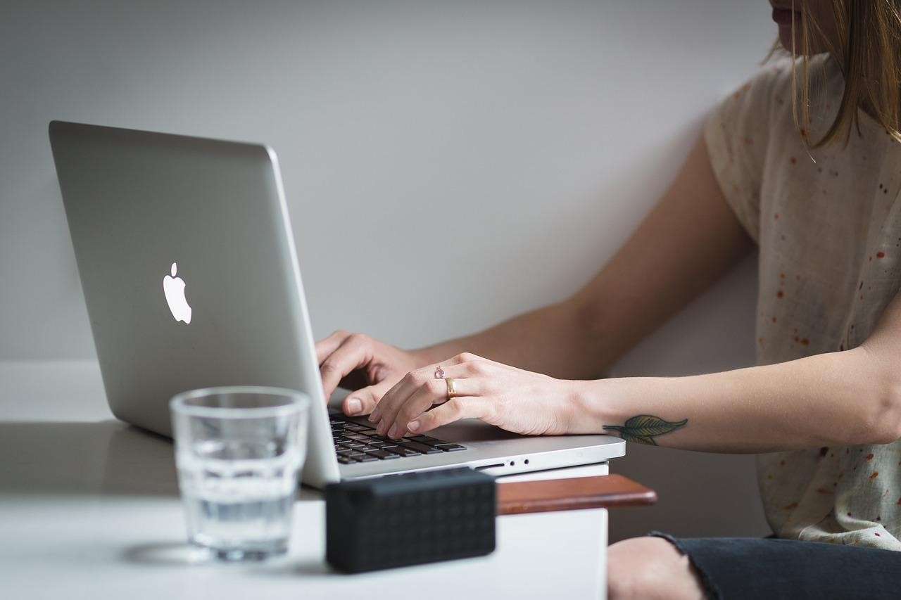 Utilisation d’un CRM No Code pour automatiser les ventes dans un environnement connecté Personne tapant sur un ordinateur portable pour gérer les ventes via un CRM No Code