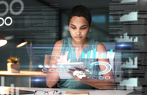 Professionnelle utilisant l’intelligence artificielle pour analyser des données en temps réel Femme consultant des graphiques et données analytiques sur interface holographique avec tablette