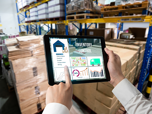 Contrôle d’inventaire digital dans un entrepôt avec SIMAX Tablette affichant interface de gestion d’inventaire dans un entrepôt